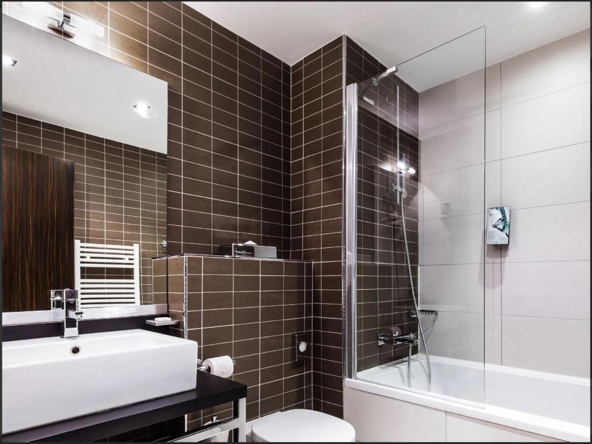 Disneyland Deluxe Flat, Outside Pool, Climatisation, 1 Min To Disney Parks 세리스 외부 사진